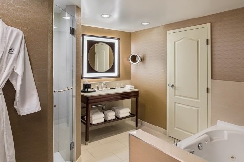 sheraton suites calgary eau claire badkamer.jpg