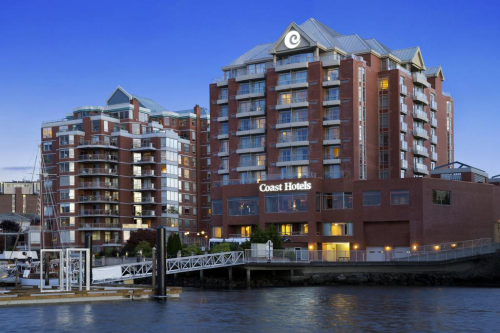 coast victoria harbourside hotel and marina buitenkant.png