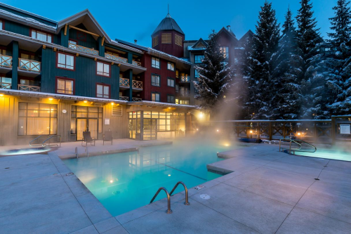 delta hotels by marriott whistler village suites zwembad.png