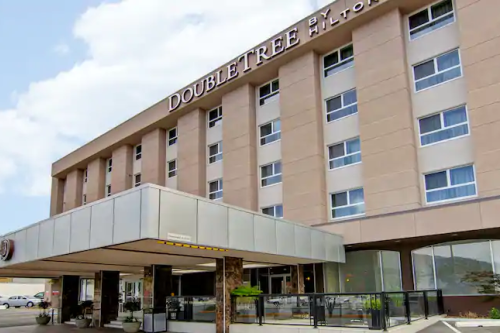 doubletree by hilton hotel kamloops voorkant.png