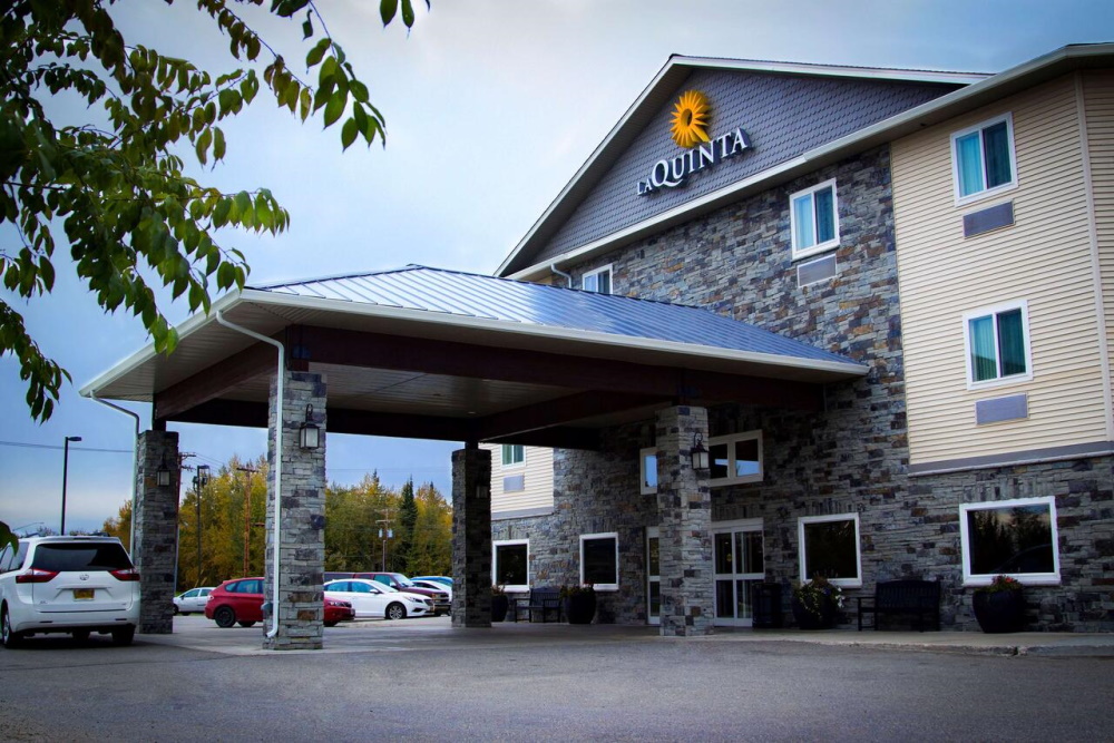 la quinta inn and suites fairbanks voorkant.jpg