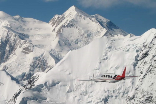 per bushplane vliegen over denali national park.jpg