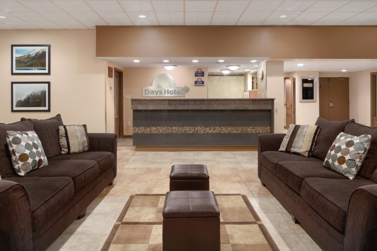 days inn whitehorse receptie lounge.jpg