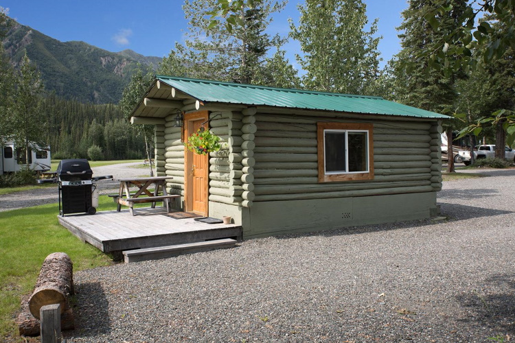 discovery yukon lodging cabin buiten 3.jpg