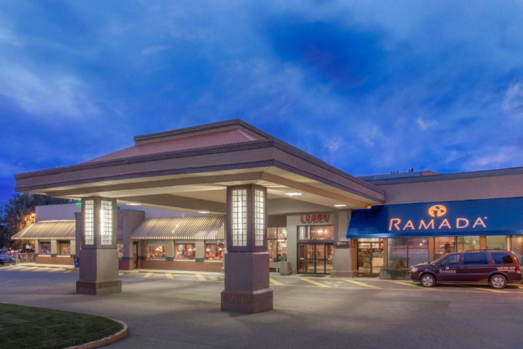 ramada by wyndham kelowna hotel voorkant.jpg