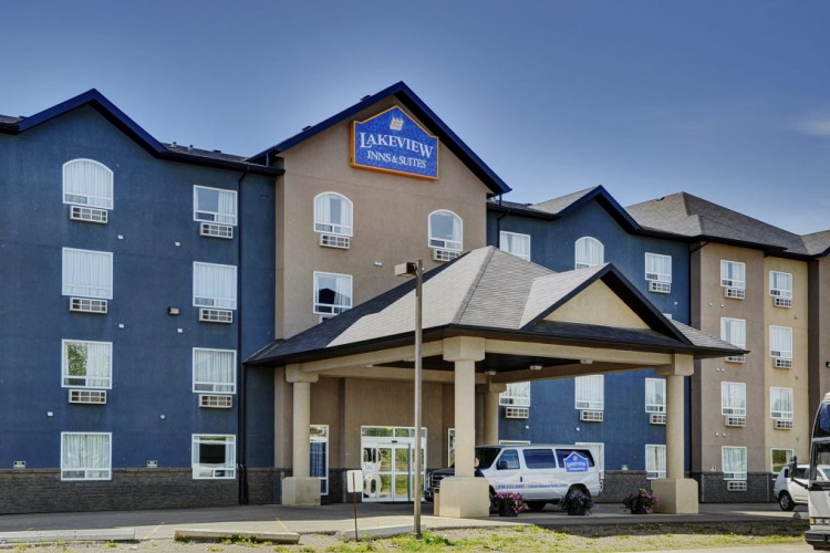 lakeview inns & suites - fort nelson voorkant.jpg