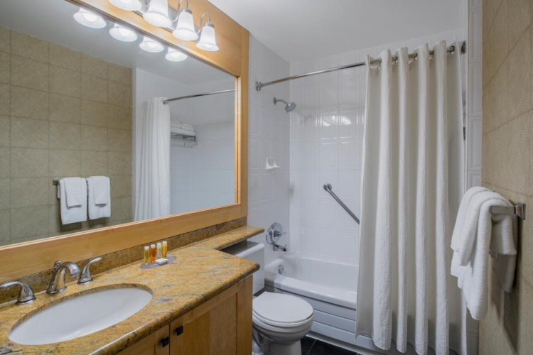 whistler village inn suites badkamer.jpg