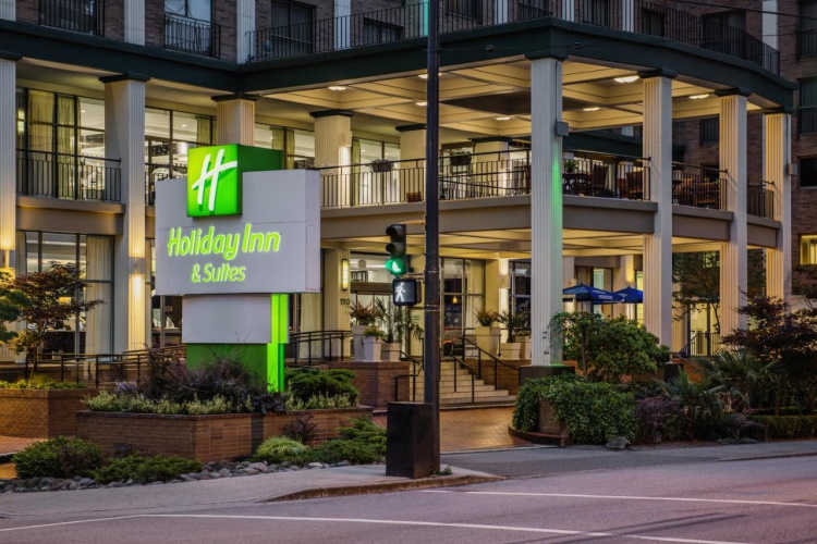 holiday inn suites vancouver downtown buitenkant.jpg