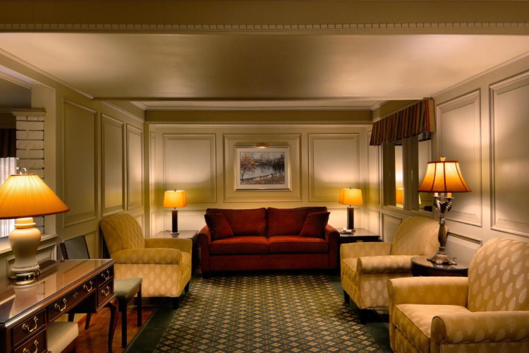 royal scot hotel en suites lounge.jpg