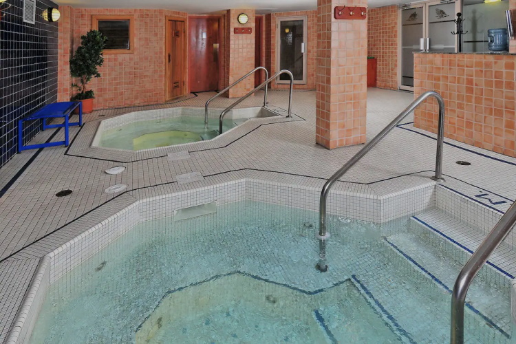 banff ptarmigan inn jacuzzi.jpg