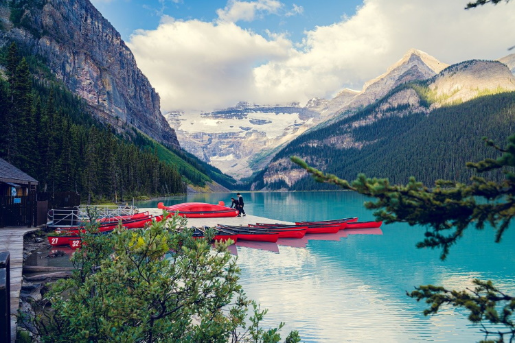 lake louise-5961453_1280.jpg