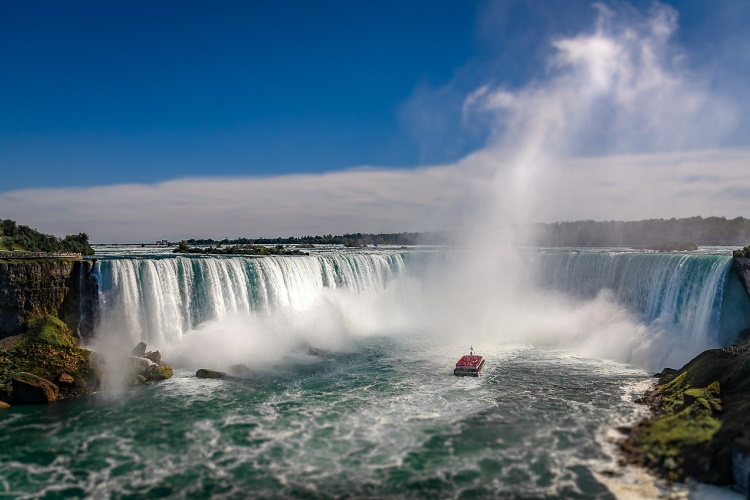 niagara falls boat-3700181_1280.jpg