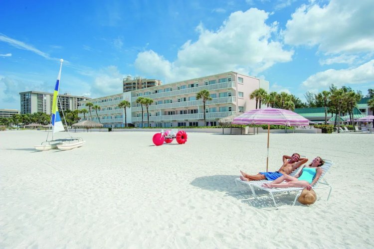 sandcastle resort lido beach hotel aan strand.jpg