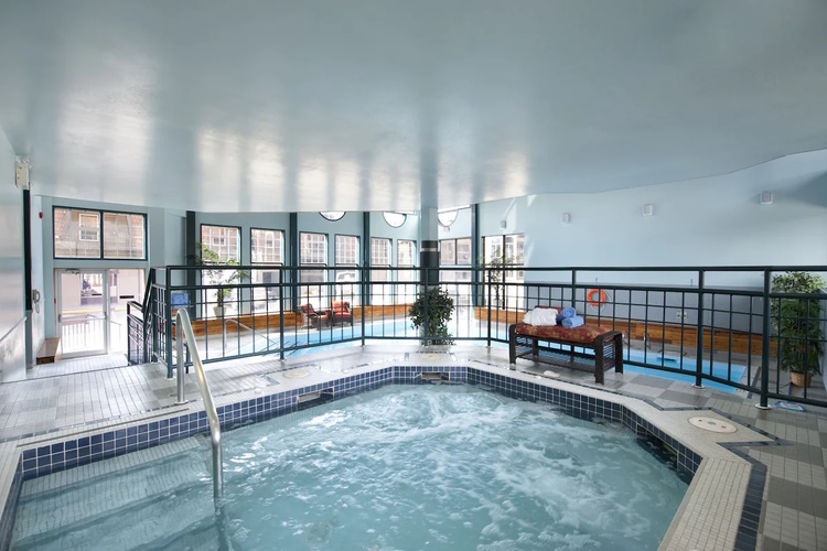 tonquin inn pool.jpg