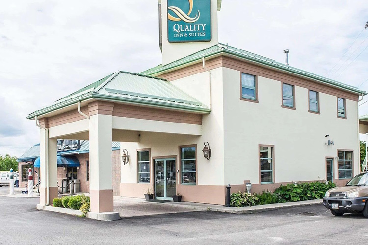 quality inn & suites 1000 islands voorkant.jpg