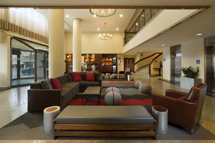 four points by sheraton gatineau lobby.webp