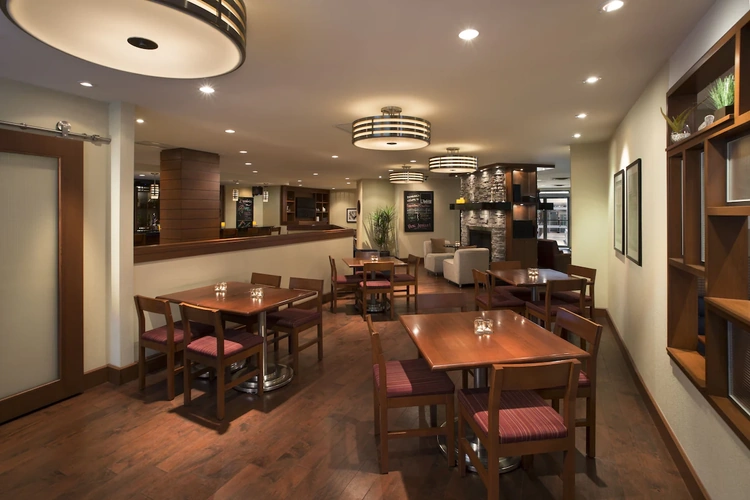 four points by sheraton gatineau restaurant.webp