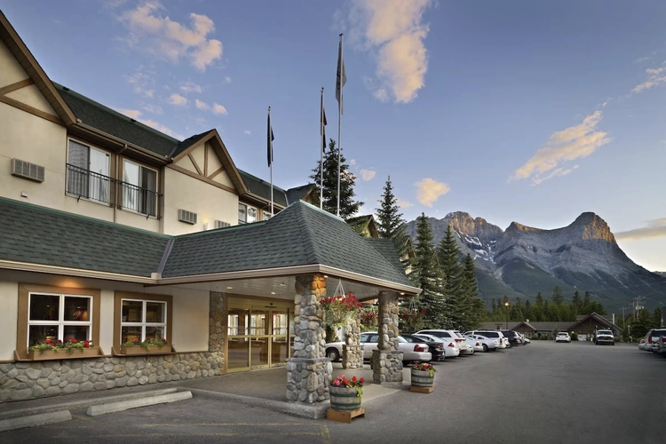 coast canmore hotel conference centre buitenkant.webp