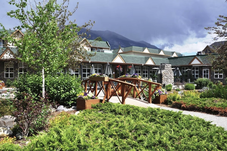 coast canmore hotel conference centre tuin.webp