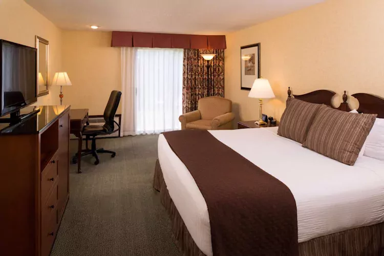 red lion hotel yakima center - kamer 1 bed.webp