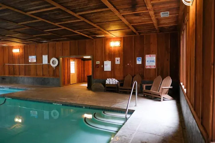 lake quinault lodge - zwembad binnen.webp