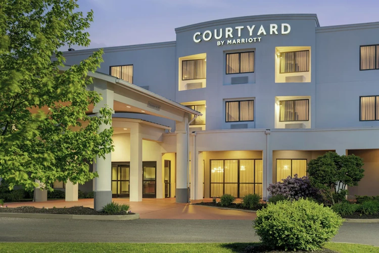 courtyard by marriott kingston voorkant.webp