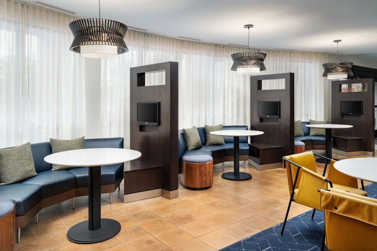 courtyard by marriott kingston lounge.webp