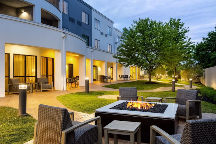 courtyard by marriott kingston tuin.webp