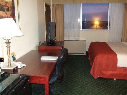 Holiday Inn Winnipeg South room